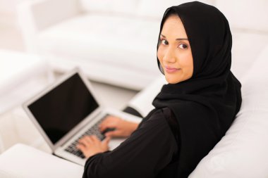 dizüstü bilgisayar kullanan Orta Doğu kadın