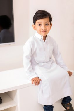 Arap çocuk TV yanında oturan