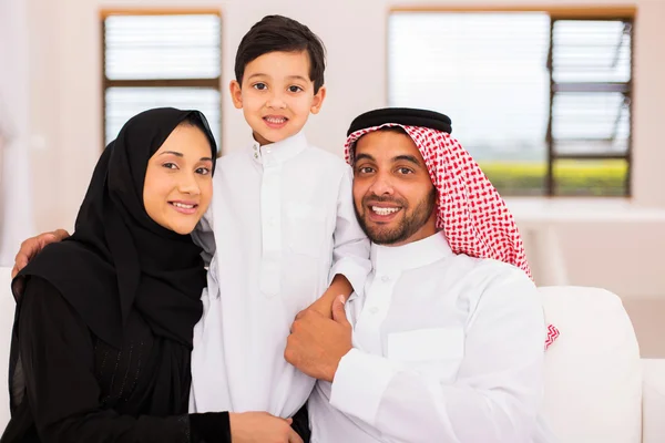 Muslimische Familie zu Hause — Stockfoto