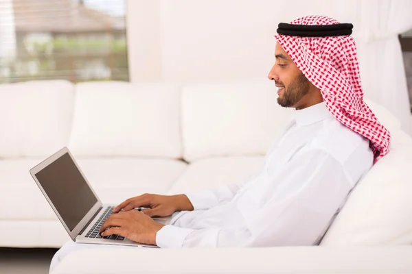 Muslimsk man använder laptop — Stockfoto