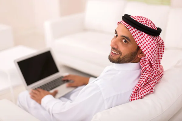 Muslimsk man använder laptop — Stockfoto