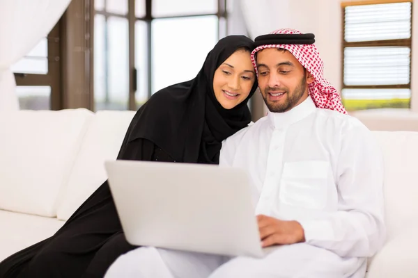 Pareja musulmana utilizando ordenador portátil — Foto de Stock