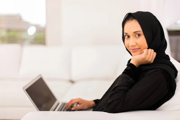 Mulher do Oriente Médio usando laptop — Fotografia de Stock
