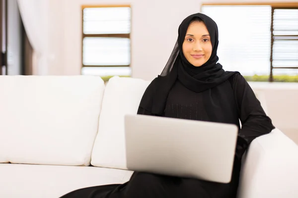 Donna mediorientale utilizzando il computer portatile — Foto Stock