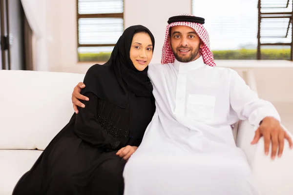 Middle eastern couple on couch — Stock Photo, Image