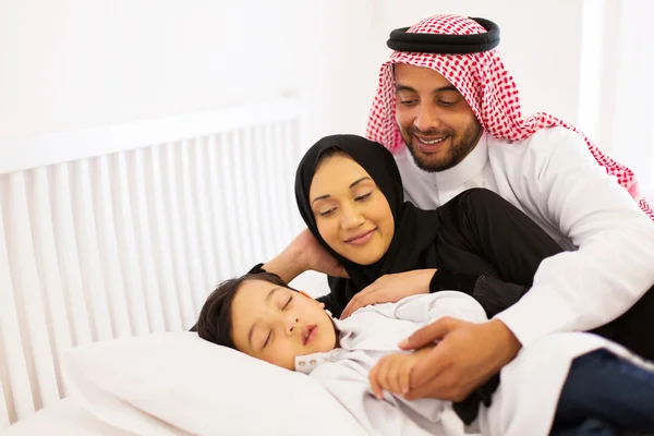 Casal deitado na cama com o filho — Fotografia de Stock