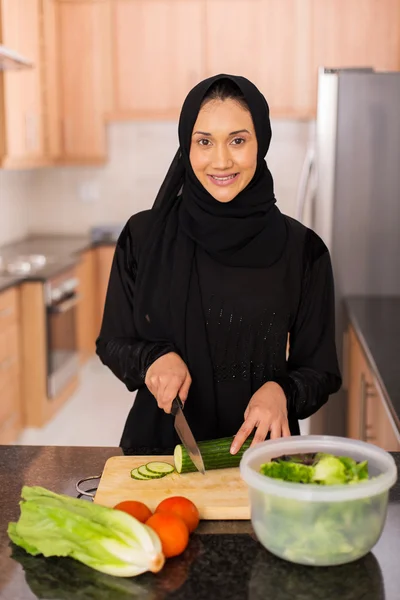 Frau hackt Gemüse — Stockfoto