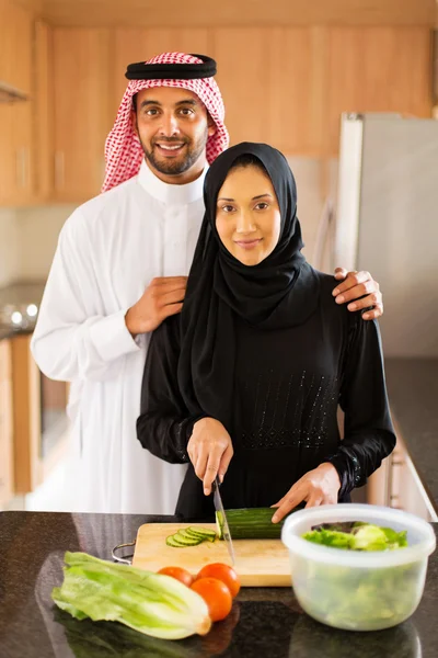 Casal cozinhar em casa cozinha — Fotografia de Stock