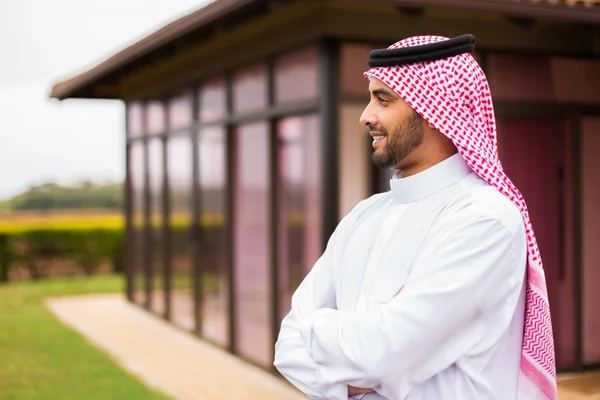 Arabský muž, který stojí nedaleko domu — Stock fotografie