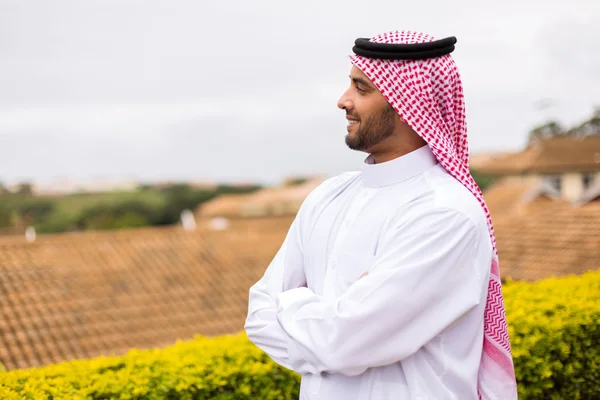 Arabe avec les bras croisés — Photo