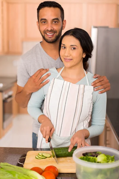 Coppia indiana cucina insieme — Foto Stock