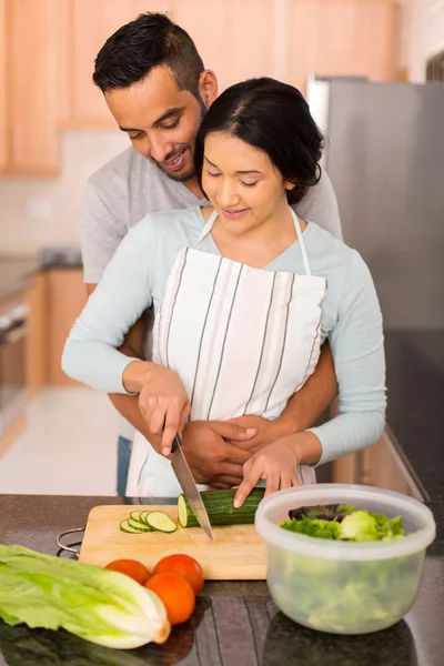 Indio pareja cocinar juntos —  Fotos de Stock