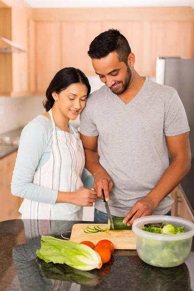 Indio pareja cocinar juntos —  Fotos de Stock