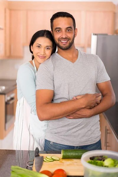 Casal indiano abraçando na cozinha — Fotografia de Stock