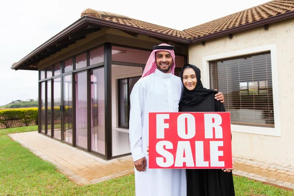 Couple musulman tenant à vendre signe — Photo