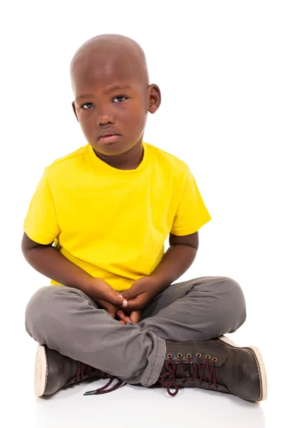 Menino africano sentado no chão — Fotografia de Stock