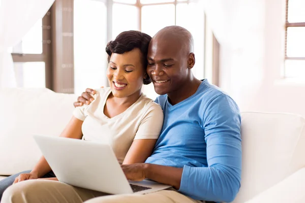 Casal usando computador portátil — Fotografia de Stock