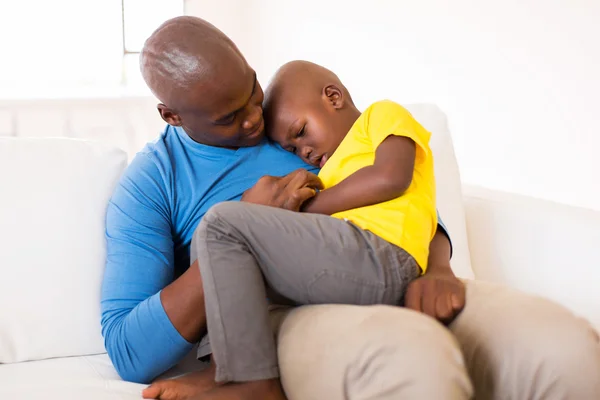 Padre sul divano con figlio malato — Foto Stock