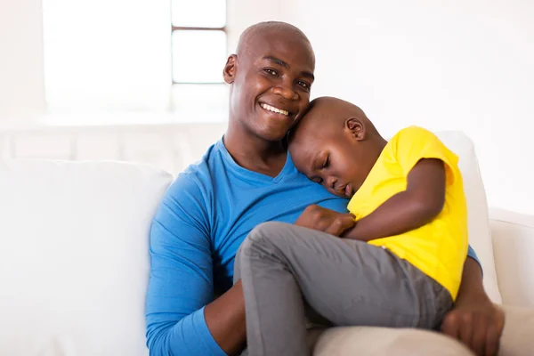 Père sur canapé avec fils malade — Photo