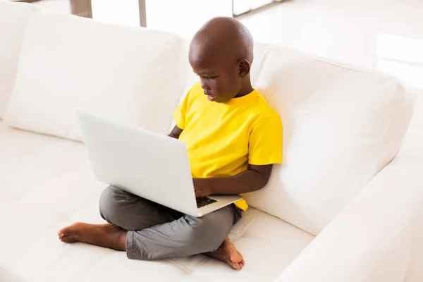 Мальчик с помощью ноутбука дома — стоковое фото