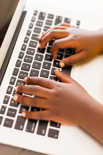 Junge Hände auf Laptop-Computer — Stockfoto