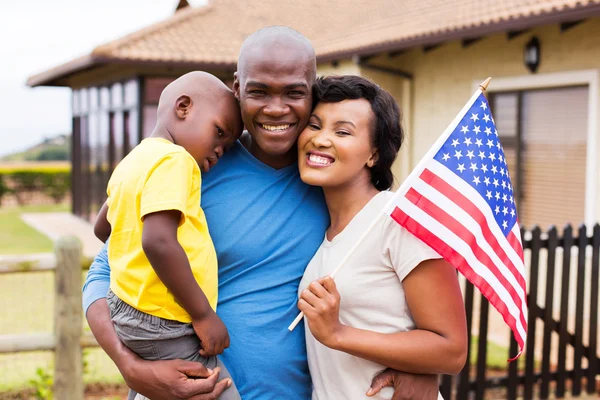 Familiemedlemmer som holder amerikansk flagg – stockfoto