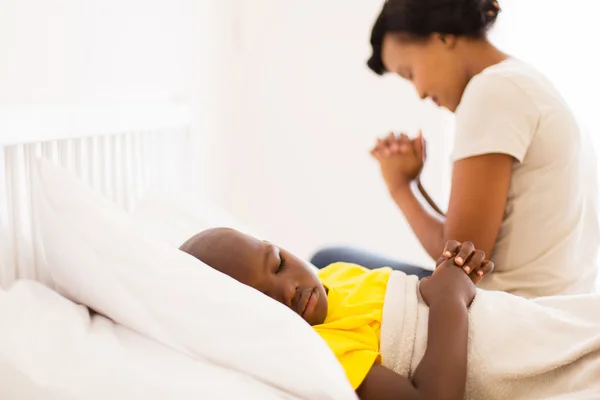 Malato ragazzo con madre pregando — Foto Stock