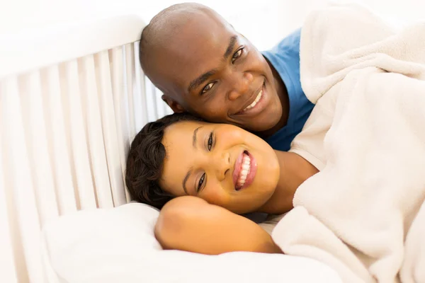 Νεαρό ζευγάρι Αφρικής στο κρεβάτι — Φωτογραφία Αρχείου