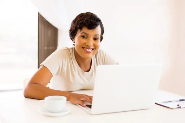 Mulher usando computador portátil — Fotografia de Stock