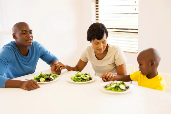 Afrikanska familj njuter av hälsosam måltid — Stockfoto