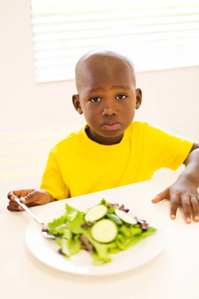 Pojken äta sallad — Stockfoto