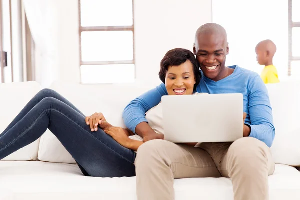 Par som använder bärbar dator — Stockfoto