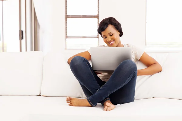 Woman using laptop computer — Stock Photo, Image