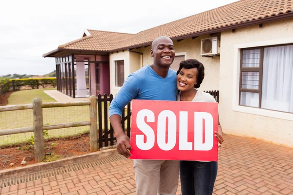 Couple africain debout devant la maison — Photo
