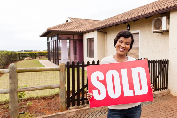 Woman holding sold sign — Stock Photo, Image