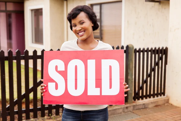 Mujer sosteniendo signo vendido — Foto de Stock