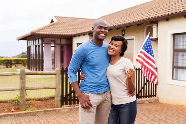 Paar houden Usa vlag — Stockfoto