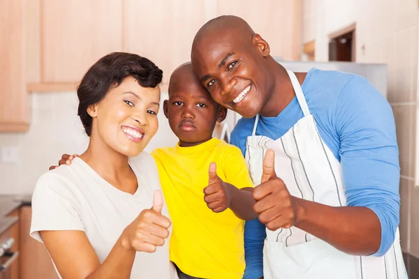 Familia africana dando pulgares hacia arriba — Foto de Stock