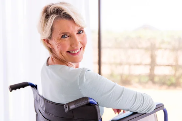 Женщина среднего возраста, сидящая в инвалидном кресле — стоковое фото