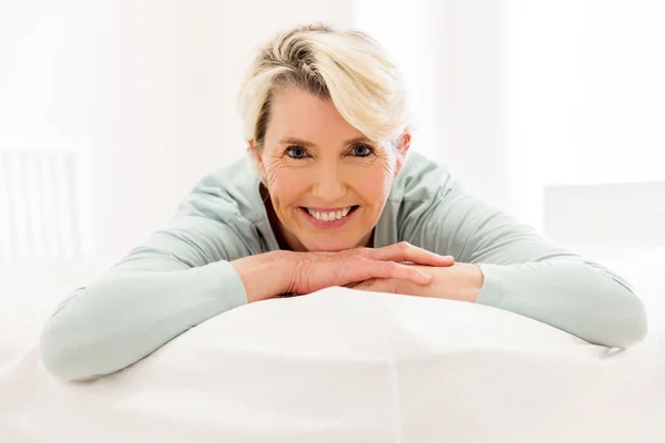 Mujer acostada en la cama — Foto de Stock