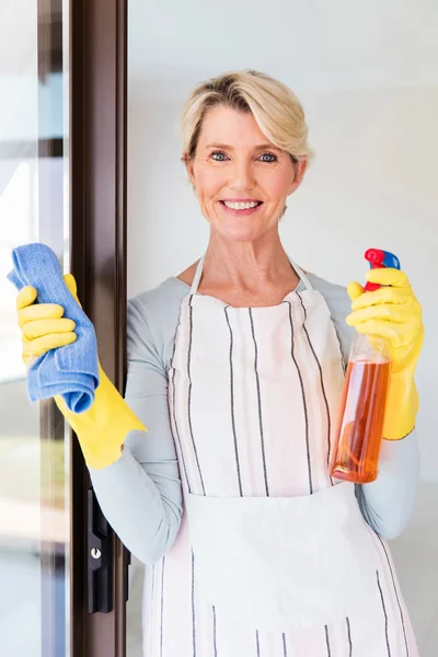Frau erledigt Hausarbeit — Stockfoto
