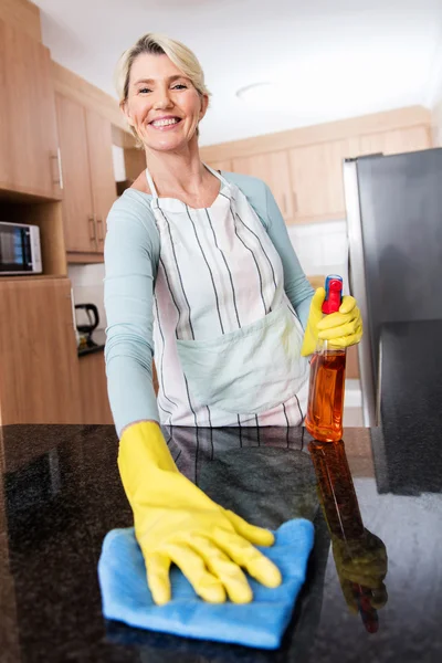 Donna pulizia cucina contatore — Foto Stock