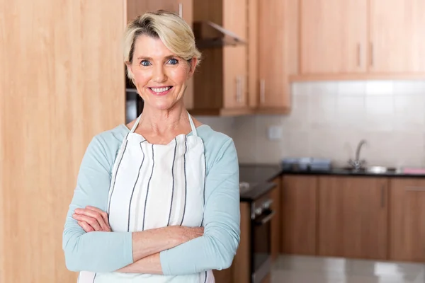 Frau mit verschränkten Armen — Stockfoto