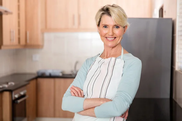 Woman with arms crossed — Stock Photo, Image