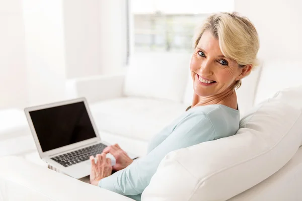 Vrouw met laptop computer thuis — Stockfoto