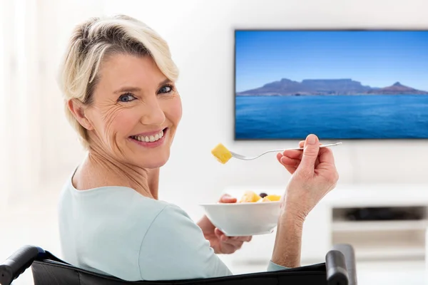 Mujer comiendo ensalada de frutas —  Fotos de Stock