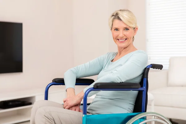 Oudere vrouw met een handicap — Stockfoto