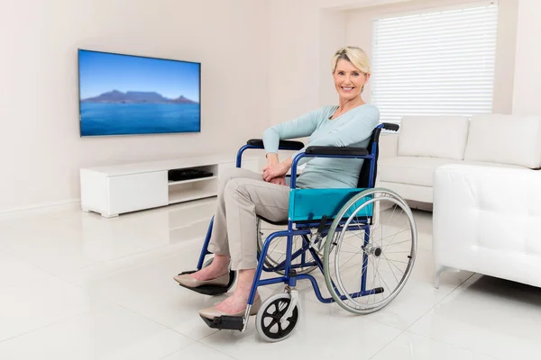 Oudere vrouw met een handicap — Stockfoto