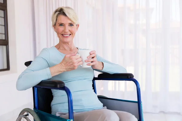 Frau trinkt Kaffee — Stockfoto