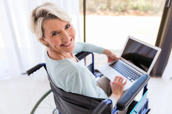 Behinderte Frau mit Laptop — Stockfoto